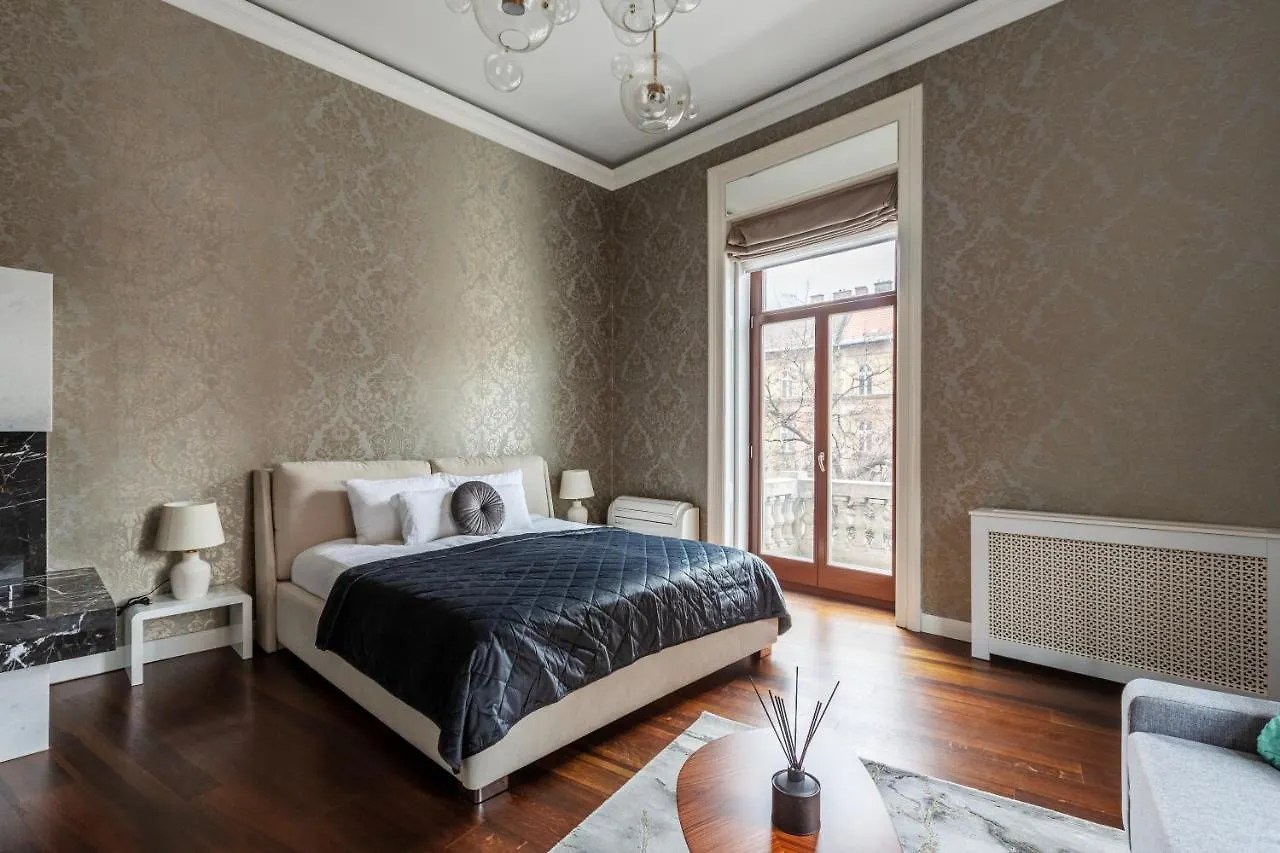 Luxury Apartment With Balcony Next To The New York Cafe Budapest