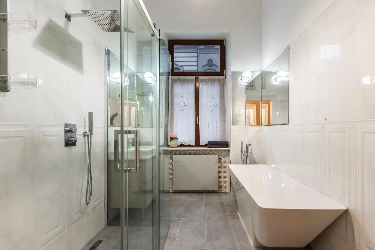Luxury Apartment With Balcony Next To The New York Cafe Budapest