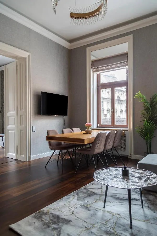 Luxury Apartment With Balcony Next To The New York Cafe Budapest