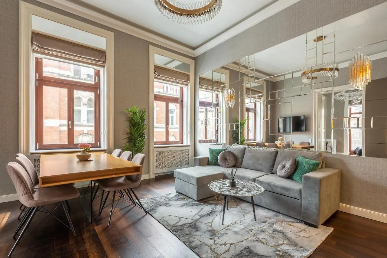 Luxury Apartment With Balcony Next To The New York Cafe Budapest