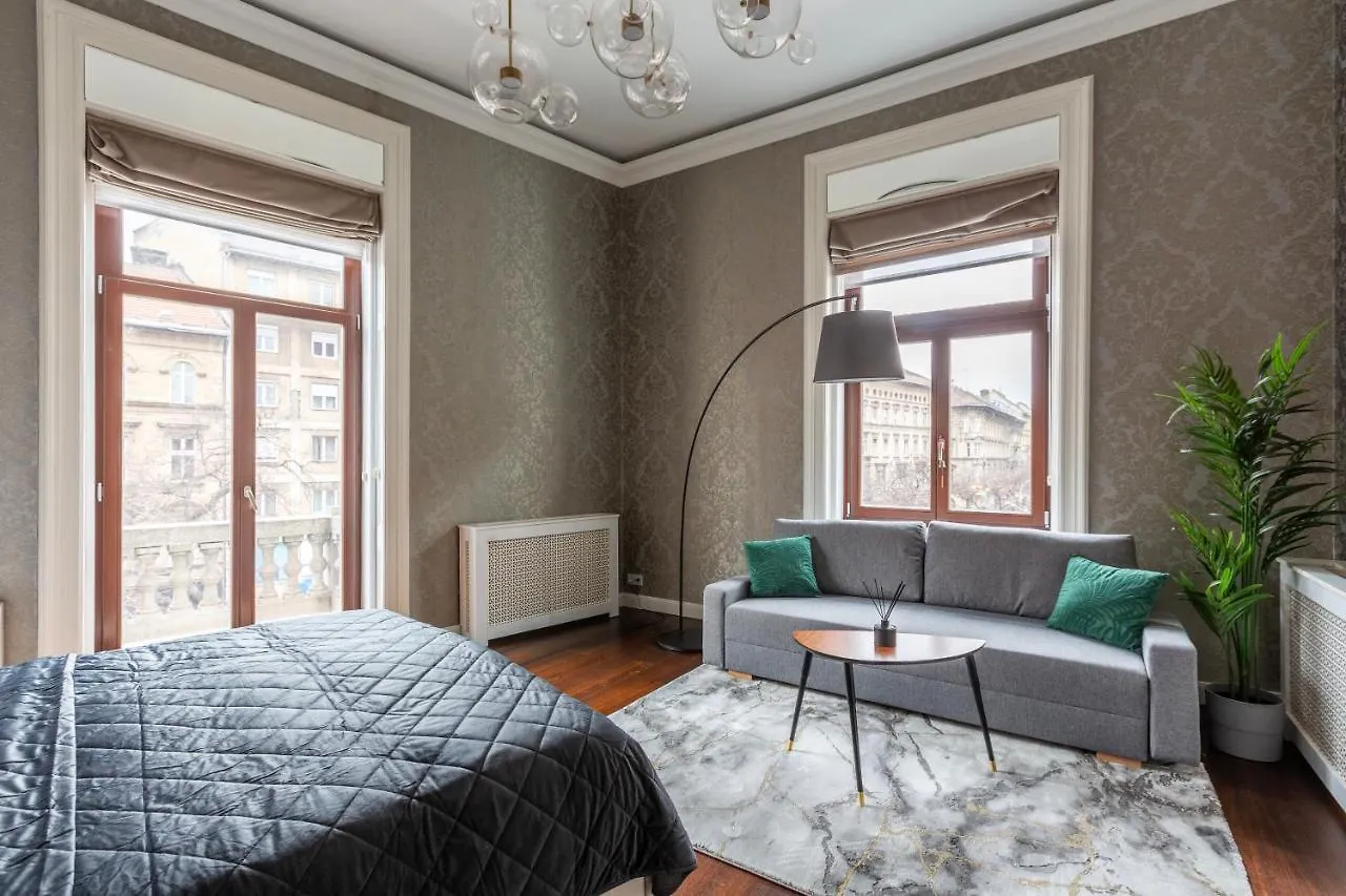 Luxury Apartment With Balcony Next To The New York Cafe Budapest